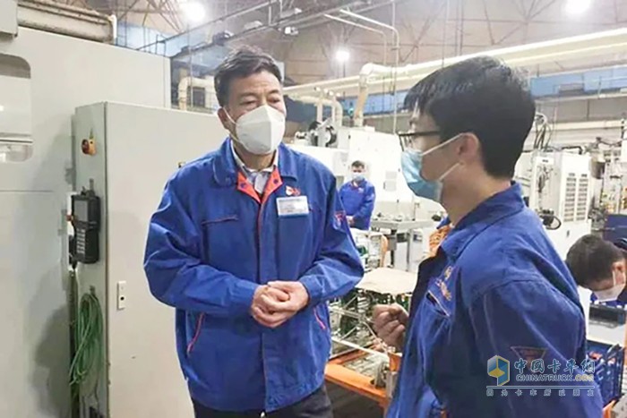 法士特集團(tuán)黨委書記、董事長嚴(yán)鑒鉑深入高新廠區(qū)生產(chǎn)一線指導(dǎo)工作