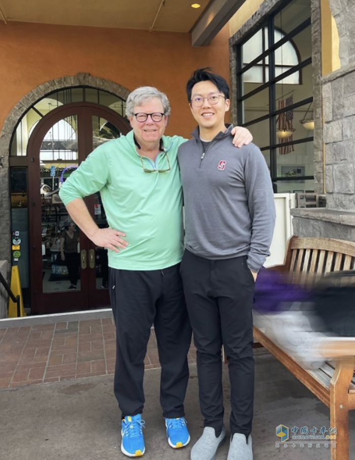 (左)J. B. Hunt聯(lián)合創(chuàng)始人Vin McLoughlin(右)葦渡科技聯(lián)合創(chuàng)始人、董事長兼CEO韓文