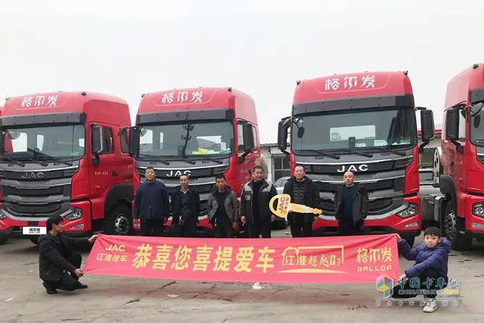 格爾發(fā)6×4燃?xì)鉅恳?chē)助大客戶(hù)一展宏“兔”