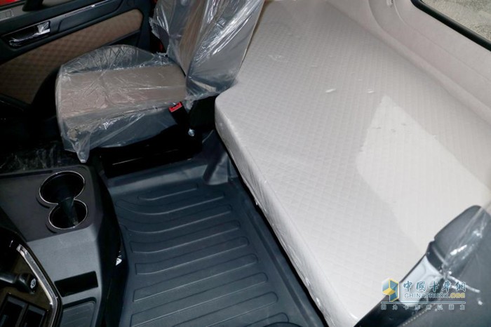 采用四點(diǎn)懸浮式加寬駕駛室