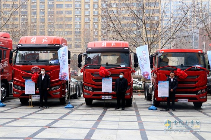 采用四點(diǎn)懸浮式加寬駕駛室