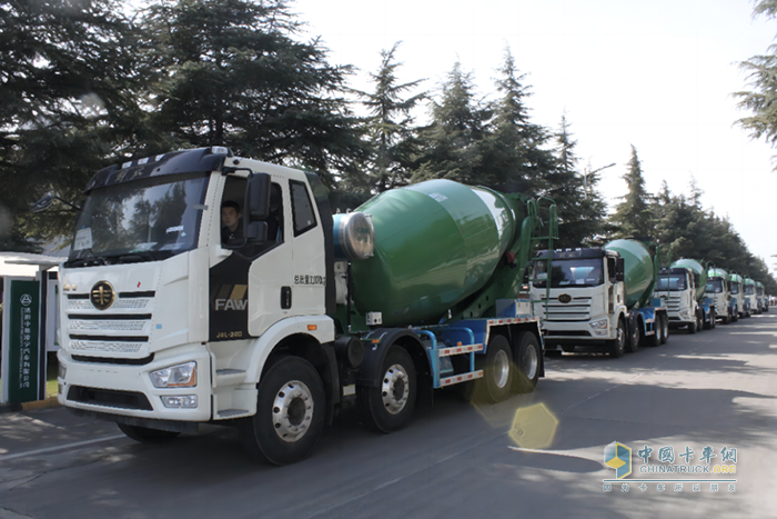 身披綠甲、蓄勢待發(fā)，解放&凌宇一體化攪拌車奔赴四川