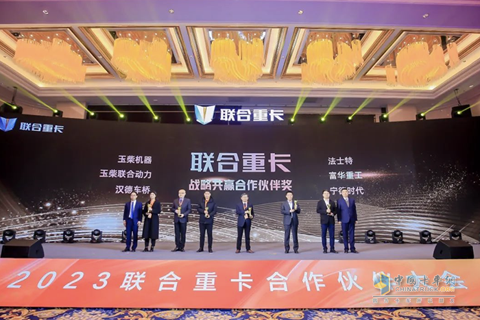 現(xiàn)場簽單2300臺！聯(lián)合重卡+玉柴重機 共創(chuàng)共贏