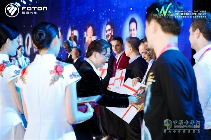 歐康動力為優(yōu)秀經(jīng)銷商團隊及個人頒獎