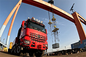 總牽引質(zhì)量500噸！ 新款奔馳Arocs SLT福廈“北電南送”工程大件首運(yùn)