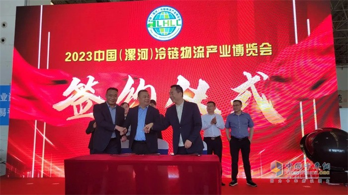 雙匯物流投資有限公司副總經(jīng)理張自勇(左)，陜汽重卡河南營(yíng)銷區(qū)總經(jīng)理張心龍(中)，漯河億通集團(tuán)董事長(zhǎng)—呂亞民(右)