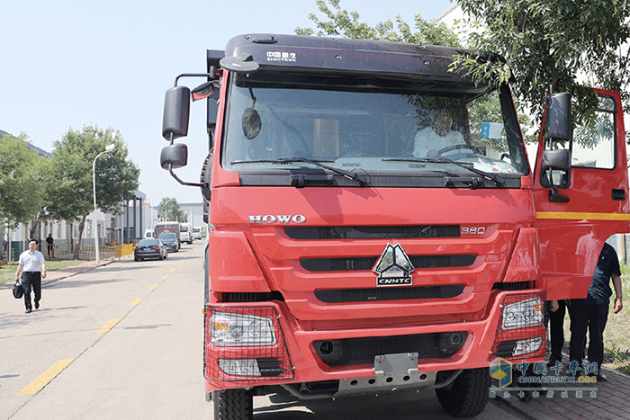 譚旭光到青島推動(dòng)新項(xiàng)目建設(shè)與專用車出口工作