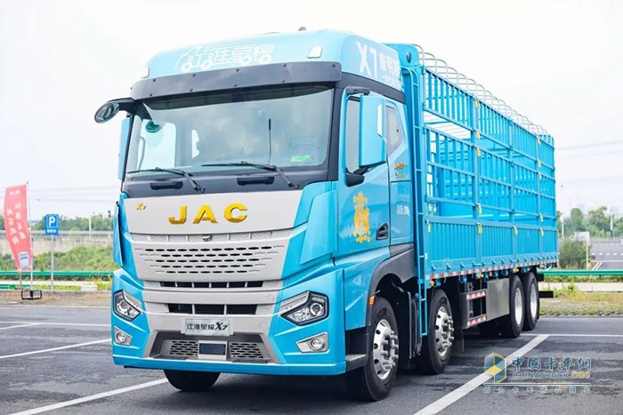 江淮星耀X7 8×4載貨車憑借著高效、節(jié)油且舒適的優(yōu)勢，將助力廣大卡友在激烈的市場競爭中脫穎而出