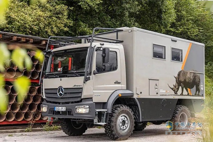 別看Atego是中卡“身材”，但在4x4驅(qū)動與三把差速鎖的加持下，脫困與越野能力絲毫不顯遜色，使駕駛者可以輕松征服冰雪、沙漠、泥濘等復(fù)雜路面。