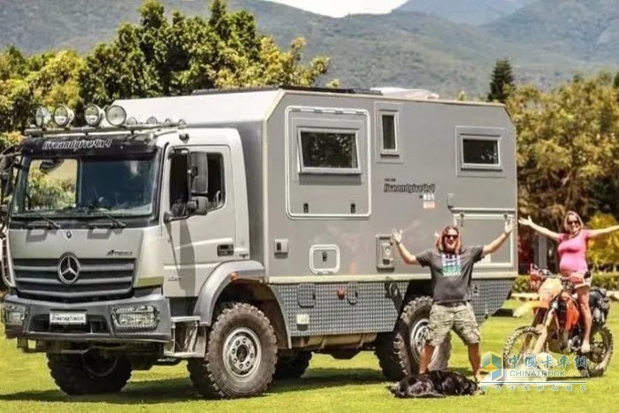 別看Atego是中卡“身材”，但在4x4驅(qū)動與三把差速鎖的加持下，脫困與越野能力絲毫不顯遜色，使駕駛者可以輕松征服冰雪、沙漠、泥濘等復(fù)雜路面。