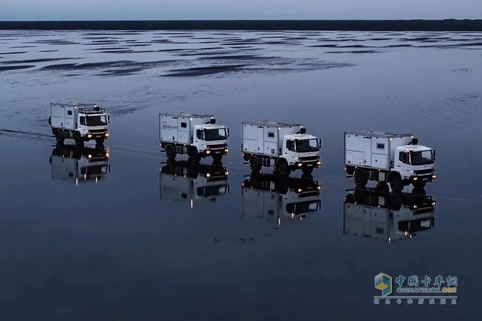 別看Atego是中卡“身材”，但在4x4驅(qū)動與三把差速鎖的加持下，脫困與越野能力絲毫不顯遜色，使駕駛者可以輕松征服冰雪、沙漠、泥濘等復(fù)雜路面。
