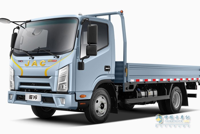 安徽康明斯E2.5發(fā)動(dòng)機(jī)  采用BOSCH電控高壓共軌燃油系統(tǒng)  和同一智能控制模塊（ECU）閉環(huán)  達(dá)成最優(yōu)油氣混合比  整車百公里綜合油耗再降0.5L