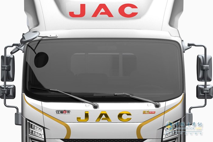 安徽康明斯E2.5發(fā)動(dòng)機(jī)  作為駿鈴金飯碗的核心驅(qū)動(dòng)  精確匹配全鋁變速箱、美國AMM后橋  形成黃金傳動(dòng)系，傳動(dòng)效率高達(dá)93%  整車百公里綜合油耗還能降0.5L