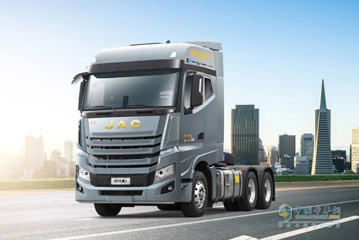 江淮跨越V7采用大馬力+自動擋+小速比后橋的三大件配置，堪稱是為長途運(yùn)輸而生，極高的傳動效率不僅帶來穩(wěn)定的動力輸出，節(jié)油優(yōu)勢也極為明顯。