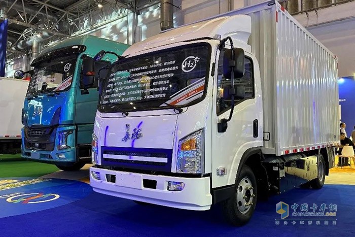 長(zhǎng)征1號(hào)液氫重卡是新一代氫能重卡產(chǎn)品，整車搭載了未勢(shì)能源新研發(fā)的“木星”車載液氫儲(chǔ)氫系統(tǒng)，該系統(tǒng)可加注80kg以上液氫，質(zhì)量?jī)?chǔ)氫密度達(dá)到8wt%，整車?yán)m(xù)航里程可突破1000公里。