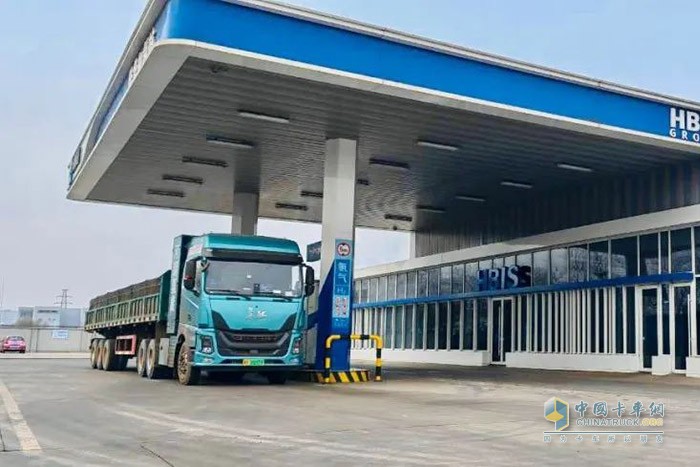 尤其是在河鋼集團(tuán)的運(yùn)營(yíng)中，新長(zhǎng)征1號(hào)氫能重卡在唐山港到秦皇島佰工鋼鐵線上，單車跑出了1個(gè)月1.5萬公里的成績(jī)，氫耗穩(wěn)定在10.1㎏/百公里