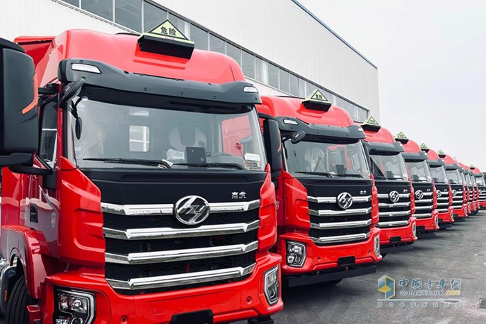 上汽紅巖危化品定制車輛正式交付比亞迪汽車工業(yè)有限公司，雙方強(qiáng)強(qiáng)攜手，共同加快“向新轉(zhuǎn)綠”步伐。上汽紅巖危化品重卡將憑借高安全性、強(qiáng)時(shí)效性等優(yōu)勢(shì)，助力比亞迪能源電池物流運(yùn)輸更加高效、順利。