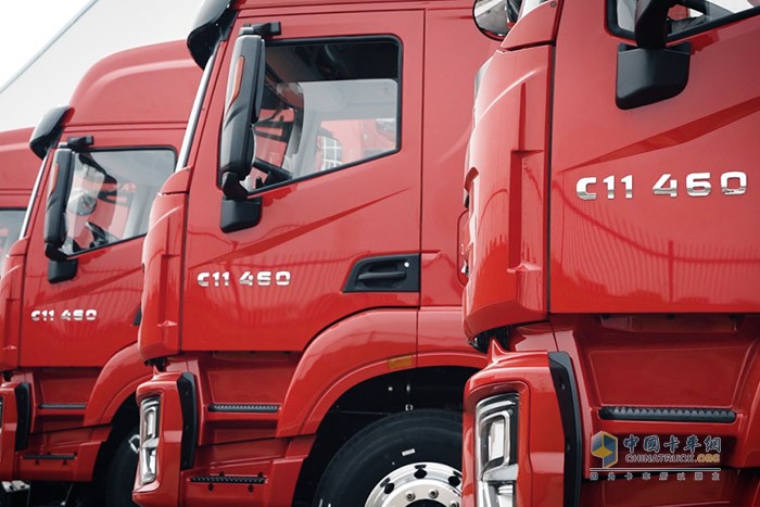 上汽紅巖?；范ㄖ栖囕v正式交付比亞迪汽車工業(yè)有限公司，雙方強(qiáng)強(qiáng)攜手，共同加快“向新轉(zhuǎn)綠”步伐。上汽紅巖?；分乜▽{借高安全性、強(qiáng)時(shí)效性等優(yōu)勢(shì)，助力比亞迪能源電池物流運(yùn)輸更加高效、順利。