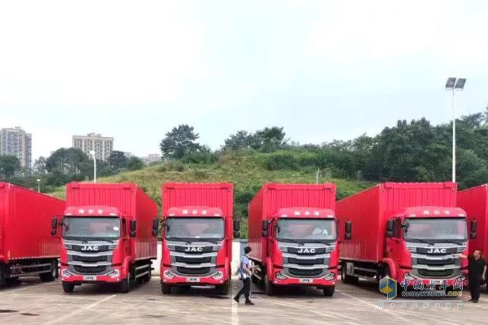 此次與車企大客戶簽訂120輛重卡戰(zhàn)略合作協(xié)議，也再次向市場證明了江淮重卡的卓越性能與高端品質(zhì)。