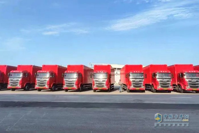 此次與車企大客戶簽訂120輛重卡戰(zhàn)略合作協(xié)議，也再次向市場證明了江淮重卡的卓越性能與高端品質(zhì)。