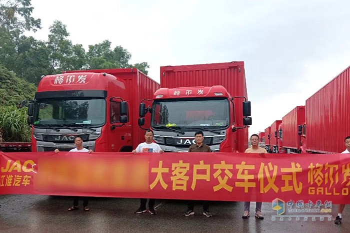 此次與車企大客戶簽訂120輛重卡戰(zhàn)略合作協(xié)議，也再次向市場證明了江淮重卡的卓越性能與高端品質(zhì)。