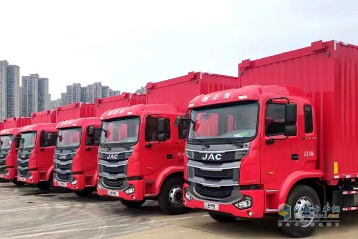 此次與車企大客戶簽訂120輛重卡戰(zhàn)略合作協(xié)議，也再次向市場證明了江淮重卡的卓越性能與高端品質(zhì)。