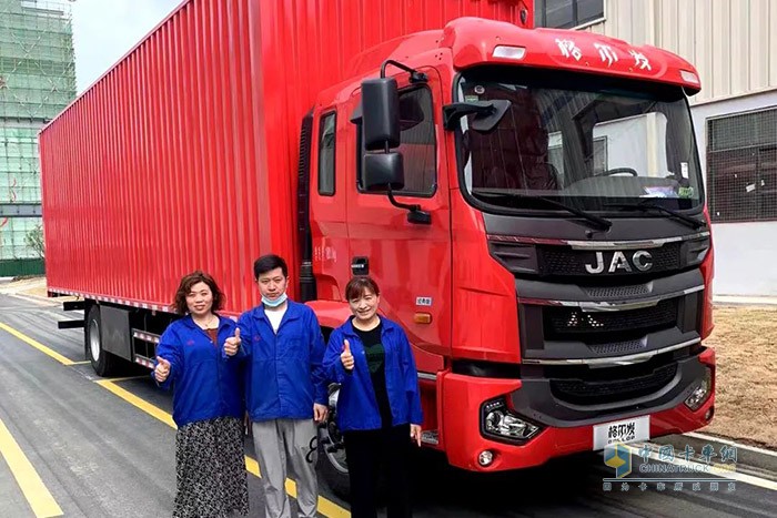 此次與車企大客戶簽訂120輛重卡戰(zhàn)略合作協(xié)議，也再次向市場證明了江淮重卡的卓越性能與高端品質(zhì)。