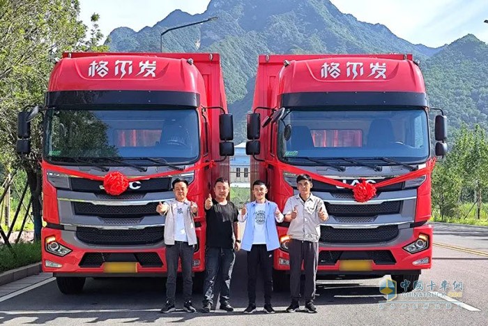 此次與車企大客戶簽訂120輛重卡戰(zhàn)略合作協(xié)議，也再次向市場證明了江淮重卡的卓越性能與高端品質(zhì)。