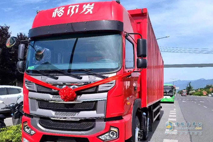 此次與車企大客戶簽訂120輛重卡戰(zhàn)略合作協(xié)議，也再次向市場證明了江淮重卡的卓越性能與高端品質(zhì)。