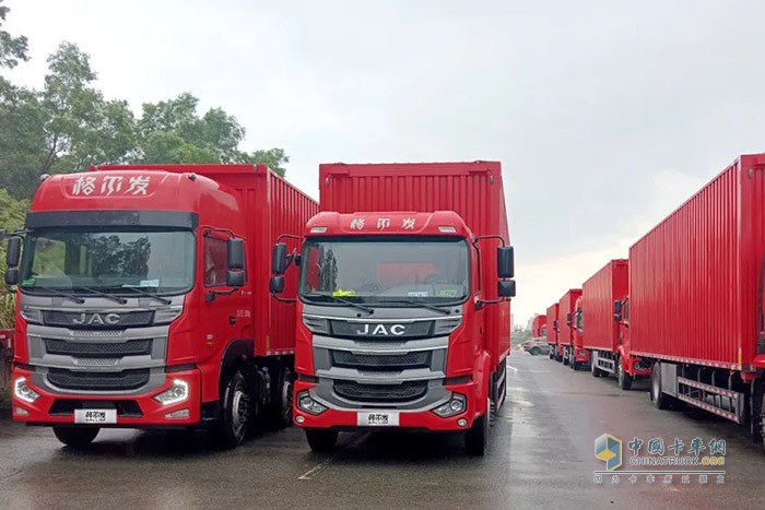 此次與車企大客戶簽訂120輛重卡戰(zhàn)略合作協(xié)議，也再次向市場證明了江淮重卡的卓越性能與高端品質(zhì)。