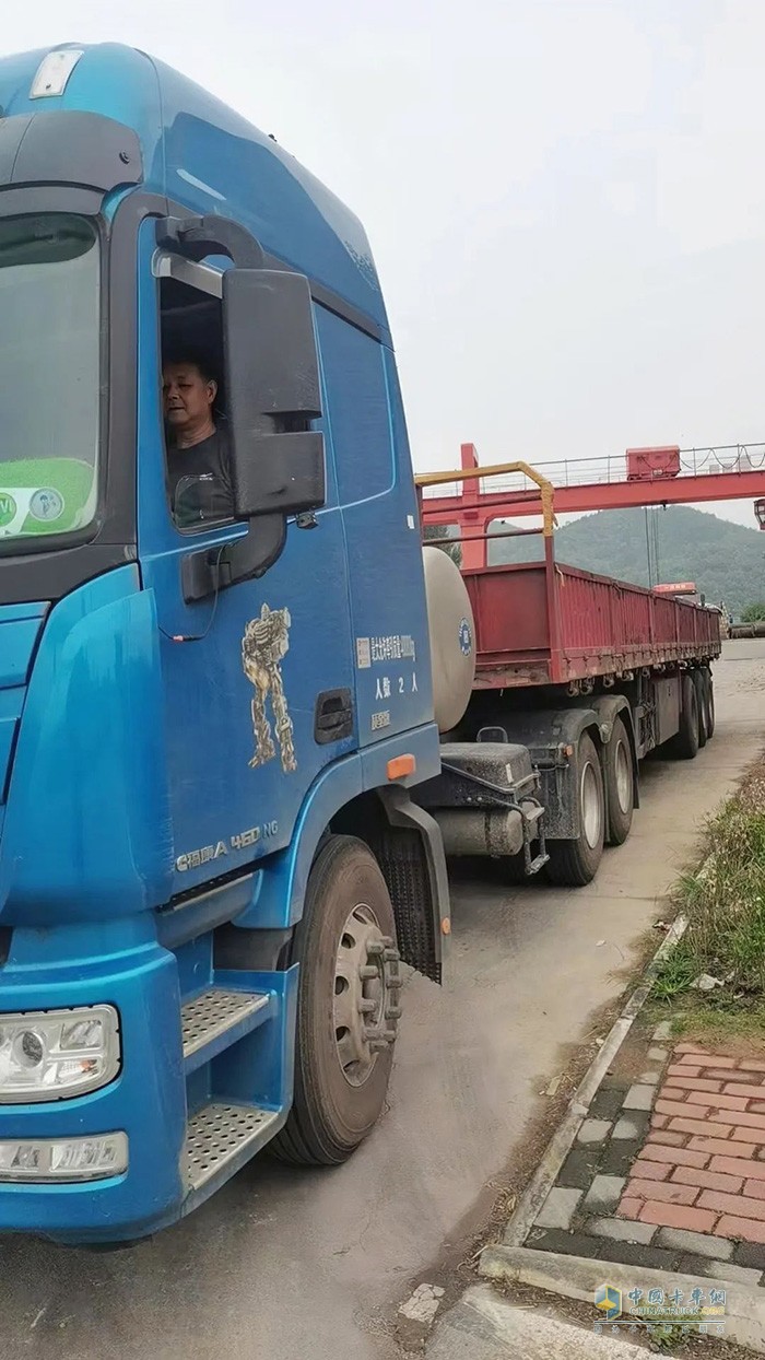 無論是整車全生命周期的經(jīng)濟(jì)性，還是服務(wù)的專業(yè)性，歐曼GTL460燃?xì)庵乜ǘ急憩F(xiàn)得非常好，可謂省錢、省心、省力，這是田國良的直觀感受。