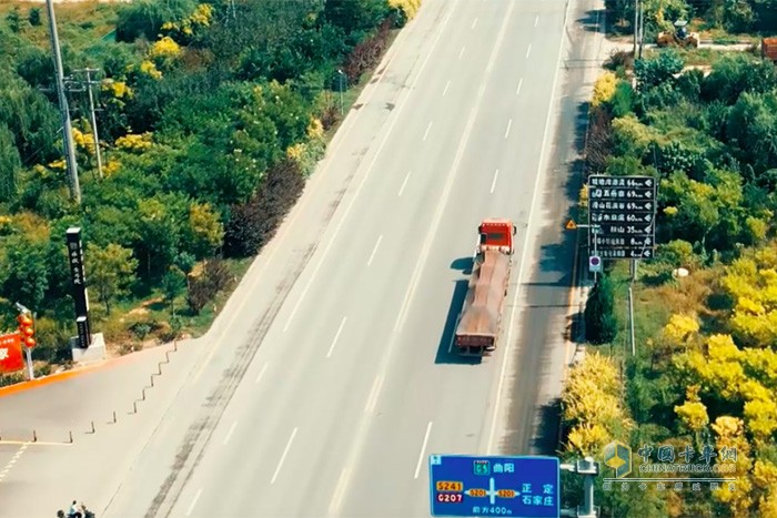 在河北石家莊，34歲的紅巖杰獅C6 LNG牽引車(chē)車(chē)主杜興旺，駕齡已有15年，開(kāi)過(guò)不少其他品牌的車(chē)以及各種油車(chē)后的他，很滿(mǎn)意紅巖燃?xì)廛?chē)的綜合表現(xiàn)。