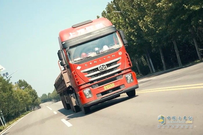 在河北石家莊，34歲的紅巖杰獅C6 LNG牽引車(chē)車(chē)主杜興旺，駕齡已有15年，開(kāi)過(guò)不少其他品牌的車(chē)以及各種油車(chē)后的他，很滿(mǎn)意紅巖燃?xì)廛?chē)的綜合表現(xiàn)。