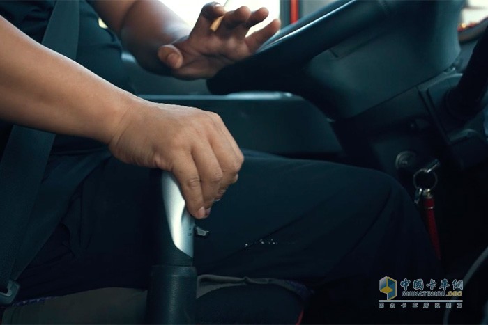 在河北石家莊，34歲的紅巖杰獅C6 LNG牽引車(chē)車(chē)主杜興旺，駕齡已有15年，開(kāi)過(guò)不少其他品牌的車(chē)以及各種油車(chē)后的他，很滿(mǎn)意紅巖燃?xì)廛?chē)的綜合表現(xiàn)。