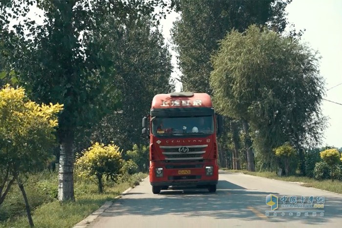 在河北石家莊，34歲的紅巖杰獅C6 LNG牽引車(chē)車(chē)主杜興旺，駕齡已有15年，開(kāi)過(guò)不少其他品牌的車(chē)以及各種油車(chē)后的他，很滿(mǎn)意紅巖燃?xì)廛?chē)的綜合表現(xiàn)。