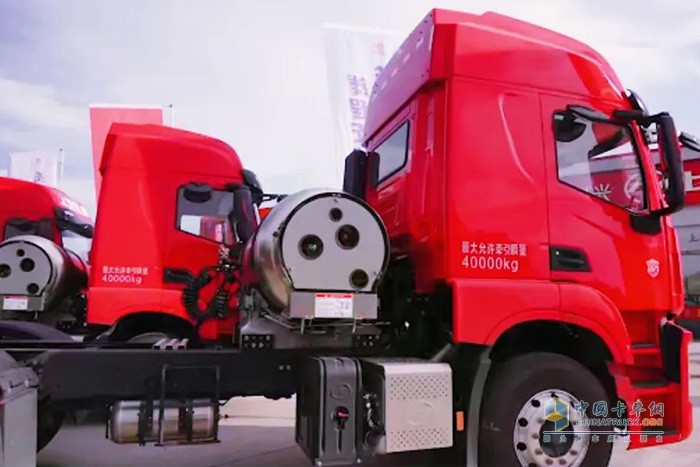 今年，燃?xì)庵乜芍^一路“狂飆”，想要“油轉(zhuǎn)氣”的卡友不少。怎樣的車(chē)型才是“油轉(zhuǎn)氣”的優(yōu)選？來(lái)看看老司機(jī)們?cè)趺凑f(shuō)。