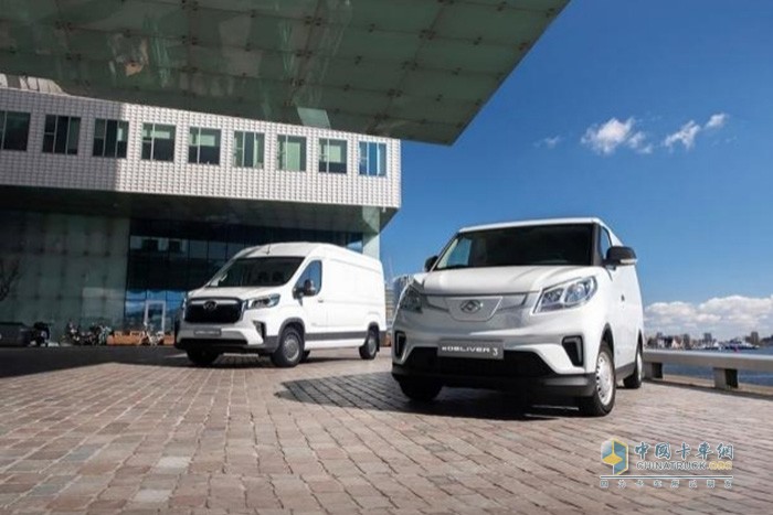 會議期間，上汽大通MAXUS與上海市快遞行業(yè)協(xié)會進行了戰(zhàn)略合作簽約。