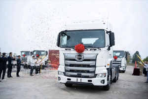 簽訂123臺訂單 廣汽日野首批20臺普貨牽引車交付