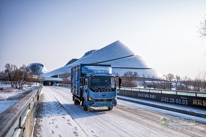 在冰凍三尺的哈爾濱，宇通輕卡化身“破冰達(dá)人”