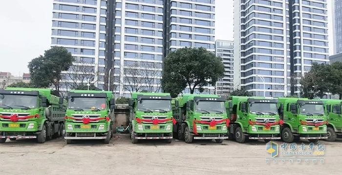 高效拉砂石、安全跑運(yùn)輸 上汽紅巖杰豹C6自卸車交付溫州客戶