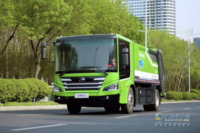 電動(dòng)先鋒 宇通新能源環(huán)衛(wèi)車(chē)為“泉城”添綠意