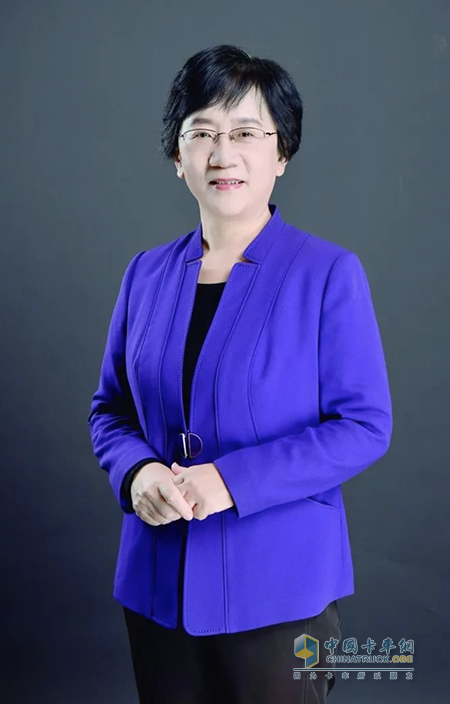 2024年全國(guó)兩會(huì)正式拉開帷幕。中國(guó)網(wǎng)財(cái)經(jīng)記者獲悉，全國(guó)政協(xié)委員、對(duì)外經(jīng)濟(jì)貿(mào)易大學(xué)保險(xiǎn)學(xué)院副院長(zhǎng)孫潔帶來多份提案。其中，一份提案聚焦發(fā)展商用車相互保險(xiǎn)。　　