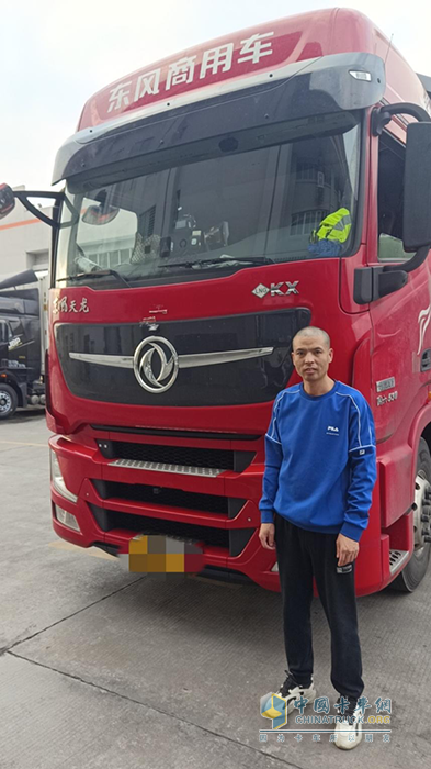 從入行到現(xiàn)在，王濤開過兩輛東風(fēng)天龍品牌的車，現(xiàn)在他駕駛的是東風(fēng)天龍旗艦530馬力燃?xì)廛嚕熬褪怯X得這個車好，氣耗特別低，特省錢”，他的語氣里充滿了信任感。