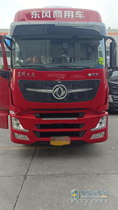 從入行到現(xiàn)在，王濤開過兩輛東風(fēng)天龍品牌的車，現(xiàn)在他駕駛的是東風(fēng)天龍旗艦530馬力燃?xì)廛?，“就是覺得這個車好，氣耗特別低，特省錢”，他的語氣里充滿了信任感。