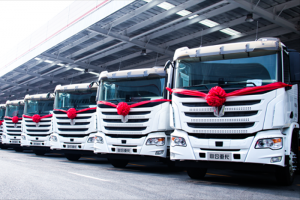 現(xiàn)場(chǎng)交付30臺(tái)！聯(lián)合重卡新能源車型助力電動(dòng)宜賓綠色發(fā)展