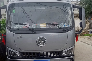 陜汽德龍G300輕卡配康明斯F2.5發(fā)動(dòng)機(jī)，守護(hù)四川涼山水果運(yùn)輸，鮮美品質(zhì)不打折！