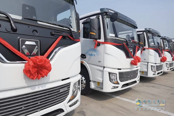 隨秋入魯！徐工新能源純電動(dòng)牽引車批量交付山東