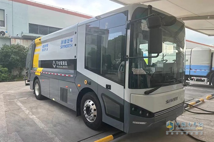 上海松江：垃圾車與“公交車”融為一體？這款新能源壓縮式垃圾車科技性能大有看頭