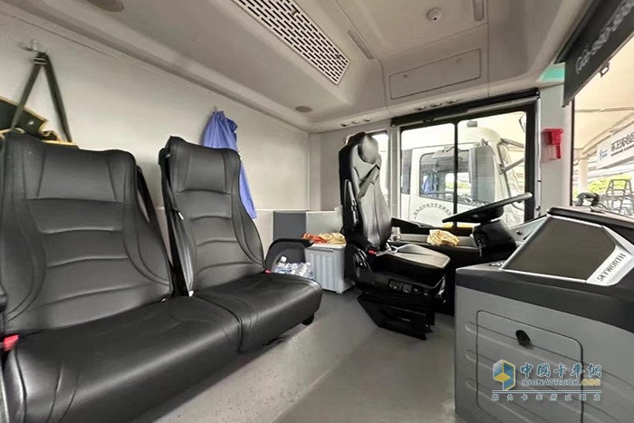 上海松江：垃圾車與“公交車”融為一體？這款新能源壓縮式垃圾車科技性能大有看頭