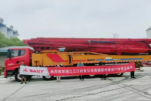 泰州首臺71米微混泵車交付靖江三江砼業(yè)！